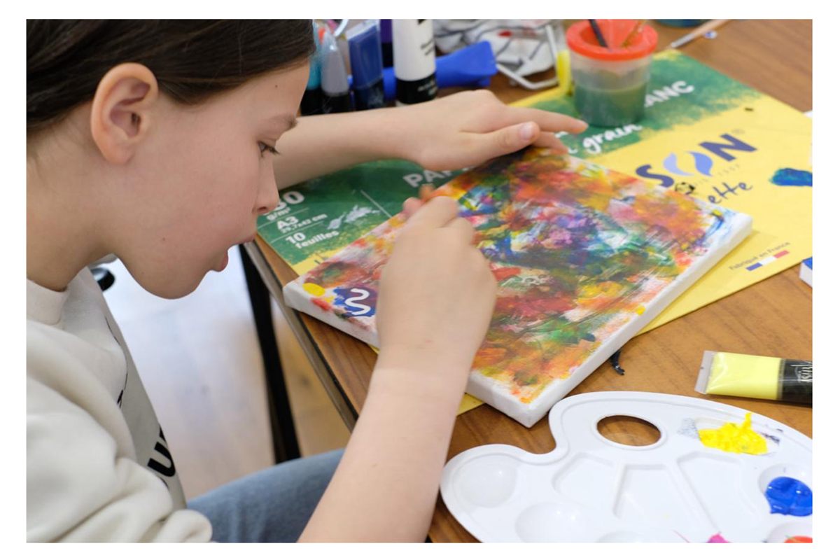 Enfant qui peint sa toile